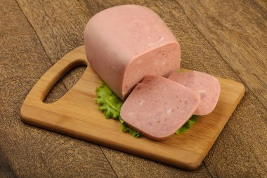 Jambon salata yaprakları üzerinde