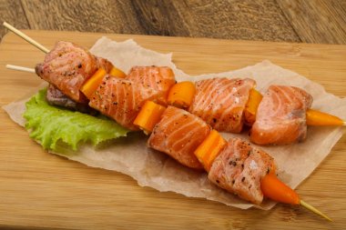 Çiğ somon şişleri
