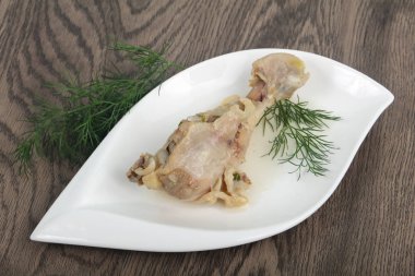 Haşlanmış tavuk budu