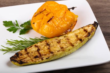 Kızarmış kabak biber ile