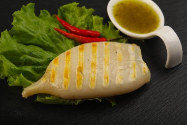 Izgara kalamar deniz ürünleri sos ile