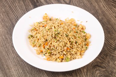 Karides ile kızarmış pirinç