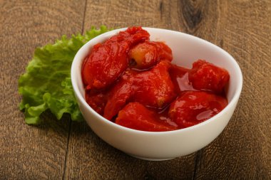 Kabın içinde soyulmuş domates