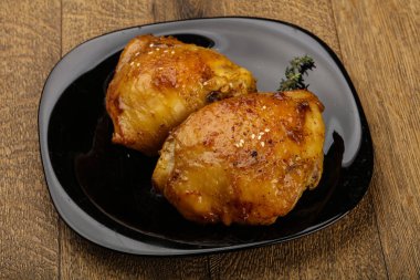 Kızarmış tavuk butları.