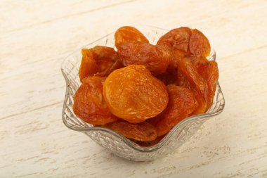 Kasede kurutulmuş kayısı.