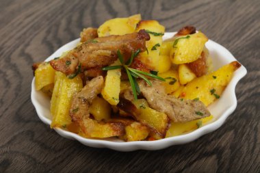 Domuz eti ile kızarmış patates