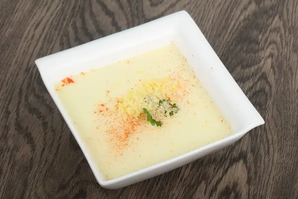 Сливочный сырный суп в миске — стоковое фото