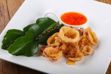 Kızarmış kalamar halkaları