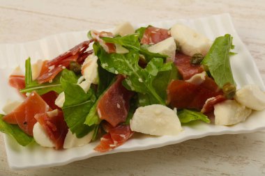 Salata ile proscuitto, mozzarella