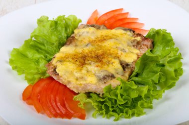 Domuz eti biftek mantar ve peynir ile