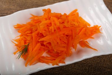 Kabın içinde rendelenmiş havuç