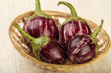 Olgun Asyalı patlıcan