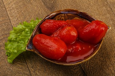 Kabın içinde soyulmuş domates