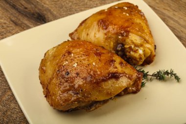 Kızarmış tavuk butları.