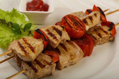 Izgara hindi şişleri