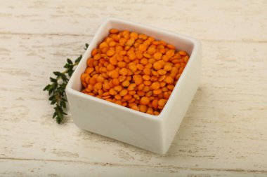 Kabın içinde portakal mercimek