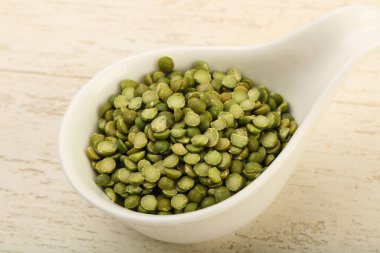 yeşil bezelyeler kasede