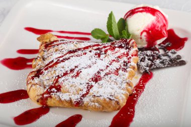 Strudel dondurma ve sos ile
