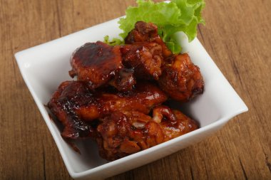 Kızarmış tavuk kanadı.