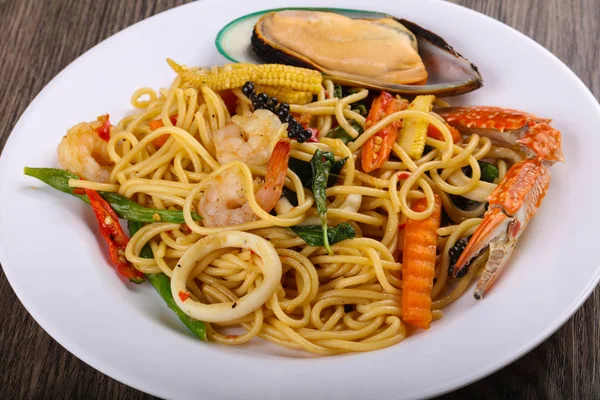 Вкусные спагетти с морепродуктами — стоковое фото