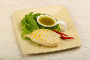 Izgara kalamar deniz ürünleri sos ile