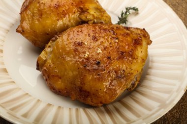 Kızarmış tavuk butları.