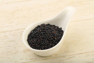 Kabın içinde siyah mercimek