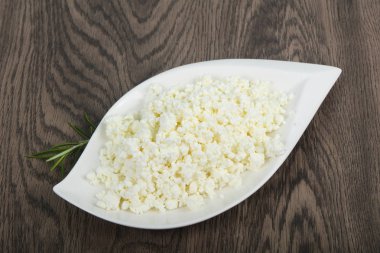 Kasede süzme peynir var.