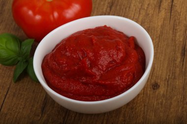 Kabın içinde domates salçası