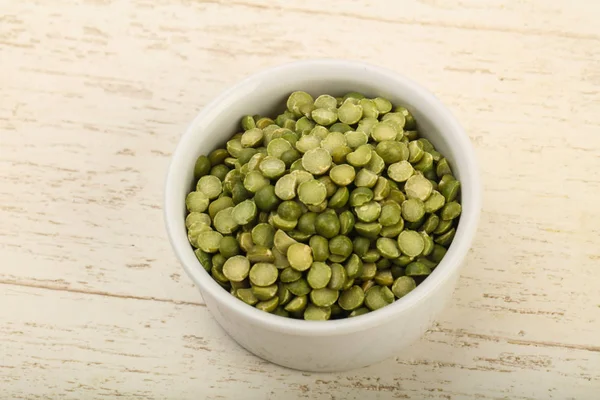 Groene erwten in de kom — Stockfoto