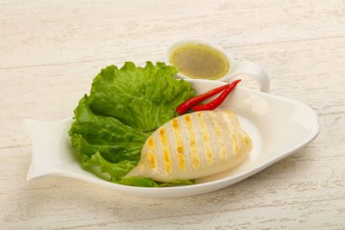 Izgara kalamar deniz ürünleri sos ile