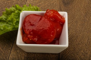 Kabın içinde soyulmuş domates