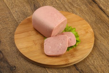 Jambon salata yaprakları üzerinde