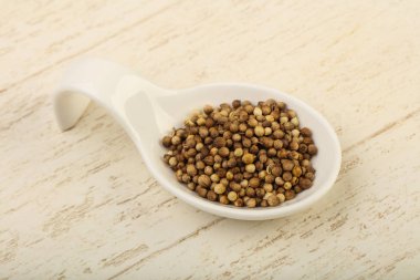 Kabın içinde kişniş tohumu