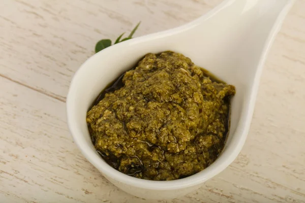 Pesto sos kabın içinde — Stok fotoğraf