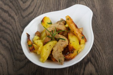 Domuz eti ile kızarmış patates