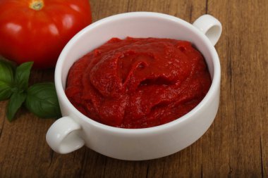 Kabın içinde domates salçası