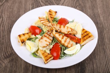 Sezar salata ızgara tavuk ve parmesan peyniri ile