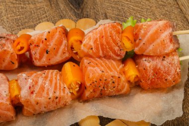 Çiğ somon şişleri