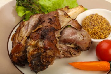 Kavrulmuş domuz diz