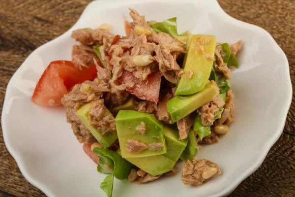 Ensalada de atún y aguacate —  Fotos de Stock