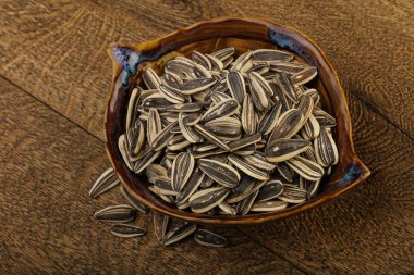 Kabın içinde ayçiçeği tohumu 