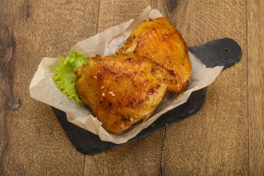 Kızarmış tavuk butları.