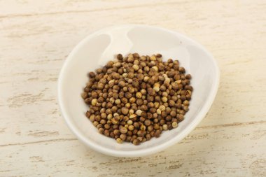 Kabın içinde kişniş tohumu 