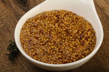 Dijon hardalı kabın içinde 