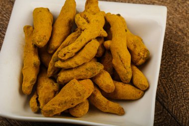 Tumeric kökü kabın içinde
