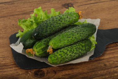 Olgun yeşil salatalık