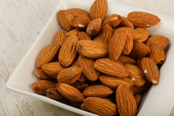 Kabın içinde olgunlaşmış badem