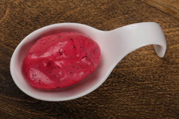Вкусный ягодный кремовый мусс — стоковое фото