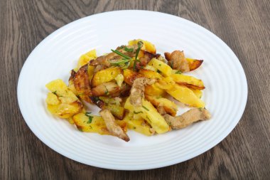 Domuz eti ile kızarmış patates